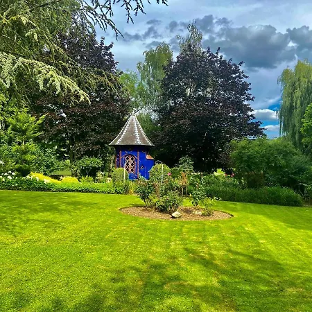 Logis & Restaurant Chateau De La Marjolaine 호텔