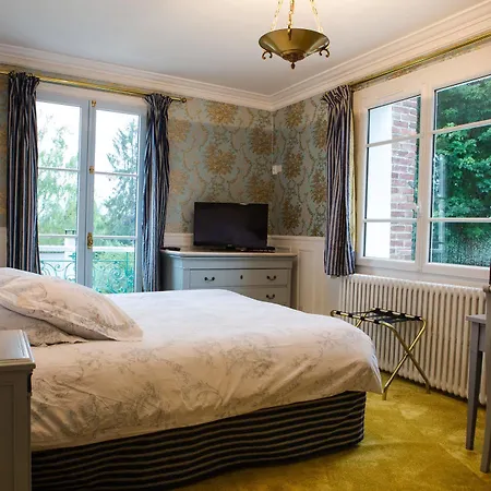 Logis & Restaurant Chateau De La Marjolaine 호텔