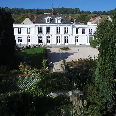 酒店 Logis & Restaurant Chateau De La Marjolaine 马恩河畔埃索姆