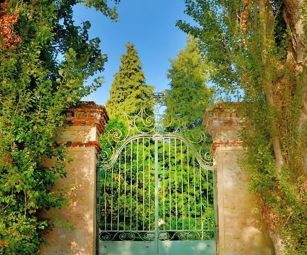 Logis & Restaurant Chateau De La Marjolaine 3*